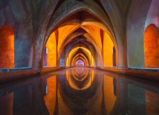 Ile Hiszpania zarabia na turystyce?